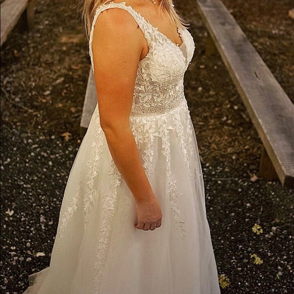 Wedding Dress - Picture 1 of 4